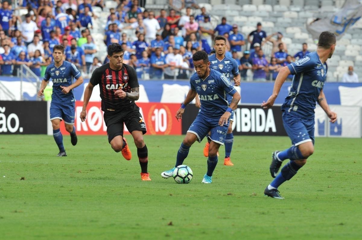 Fotos do jogo entre Cruzeiro e Atltico-PR, no Mineiro, pela 32 rodada do Brasileiro