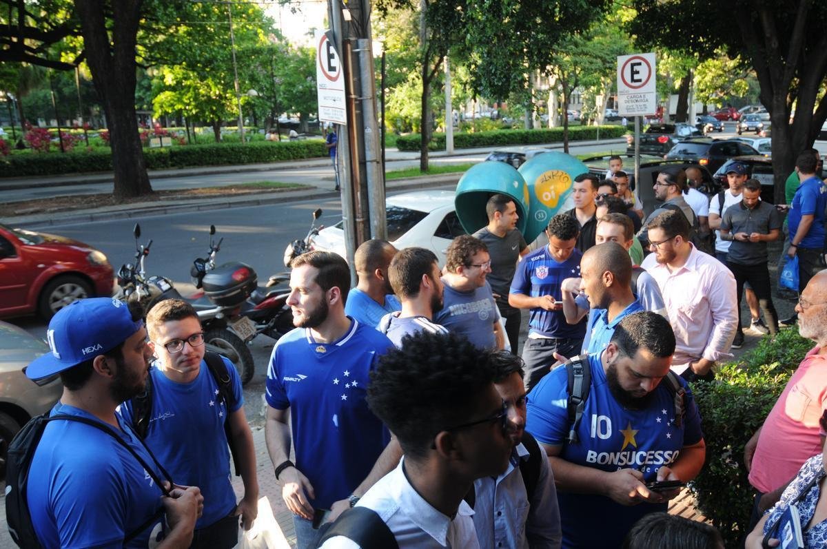 'Quem viveu 2003, ter boas recordaes. Quem no viveu e apenas ouviu as histrias, ter mais uma situao para ler e entender um pouquinho o que houve'. Com essas palavras, Alex convocou os torcedores do Cruzeiro a prestigiarem a obra '2003, a Trplice Histria de um Time Mgico', que conta a histria do elenco que encantou o pas e deu show em trs competies: Campeonato Mineiro, Copa do Brasil e Campeonato Brasileiro. Comercializado por R$ 39,90, o livro de 138 pginas, escrito pelo ex-camisa 10 em parceria com o jornalista Anderson Olivieri, foi lanado na noite desta segunda-feira, na Pizzaria Villa Floriano, Bairro de Santa Efignia, na Regio Leste de Belo Horizonte. Entre vrias personalidades que prestigiaram o evento esto o zagueiro Leo, os ex-jogadores Ricardinho, Augusto Recife, Sandro, Leandro e Ruy e o preparador fsico Antnio Mello.