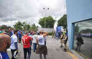 Torcedores do Cruzeiro protestam na porta da Toca da Raposa II, nesta quinta-feira (06/01), contra a saída do goleiro Fábio do clube
