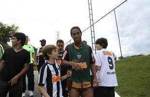 Desde a chegada, Ronaldinho foi o centro das atenes na Cidade do Galo