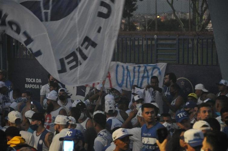 Torcedores do Cruzeiro cobram renúncia de Sérgio Rodrigues