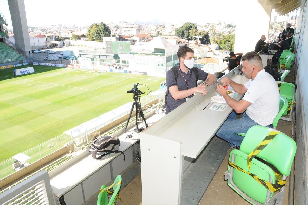 Sem pblico, o estdio Independncia recebeu neste domingo o clssico entre Amrica e Atltico pela 10 rodada do Campeonato Mineiro. Foram 131 dias sem bola rolando no Horto, em BH. No retorno do futebol em Minas, em plena pandemia da COVID-19, estdio seguiu protocolo recomendado pela FMF para evitar contaminaes pelo novo coronavrus. (Juarez Rodrigues/EM?DAPress)