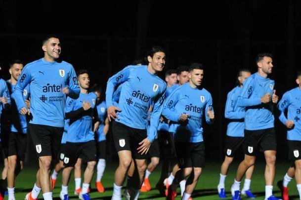 Imagens do primeiro treino da Seleo Uruguaia no Sesc Venda Nova, em Belo Horizonte
