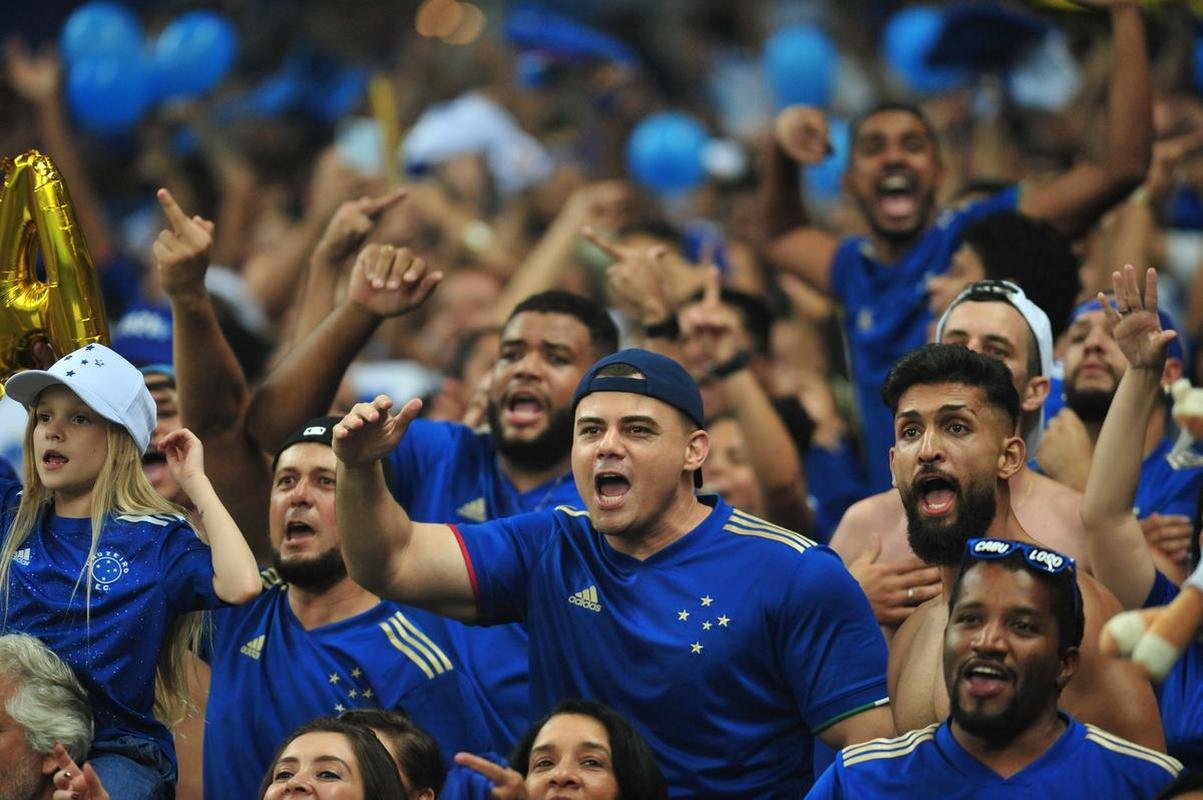 Festa da torcida do Cruzeiro no Mineiro diante do Vasco pela Srie B