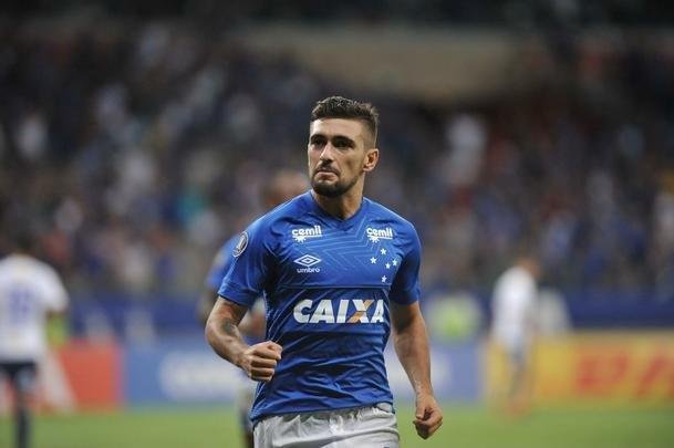 Arrascaeta recebeu cruzamento de Edilson, bateu de primeira e fez o quarto do Cruzeiro: 4 a 0