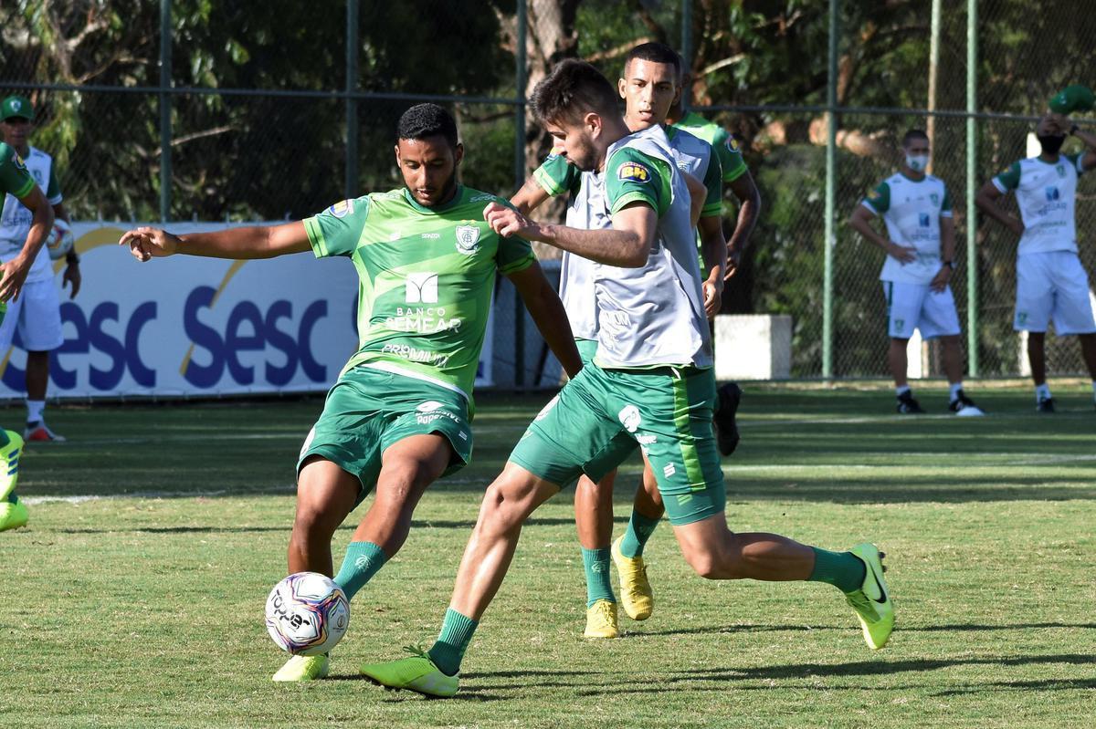 O América treinou nesta terça-feira (1), ao fim da tarde, no CT Lanna Drumond, em Belo Horizonte. As atividades comandadas pelo técnico Lisca visaram o confronto contra o Cruzeiro, nesta quarta-feira (2), às 21h30, válido pela 25ª rodada da Série B do Campeonato Brasileiro. A partida será realizada no Independência, em Belo Horizonte.