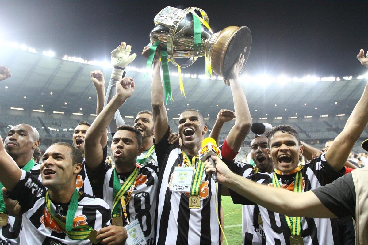 Leonardo Silva (zagueiro) - Foi o capito do Atltico na conquista da Copa do Brasil de 2014.