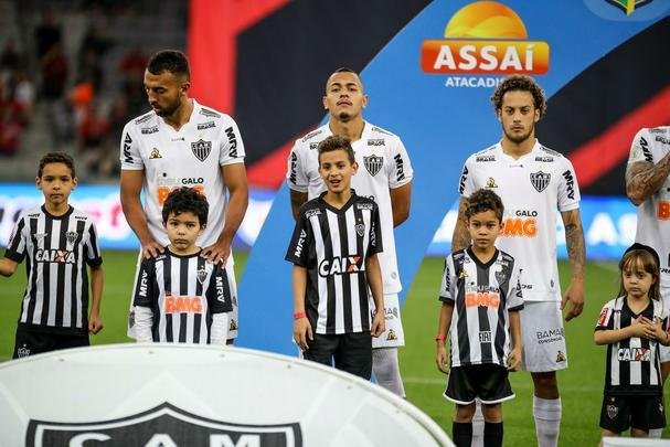 Galo perdeu muitas chances e acabou tropeando em Curitiba