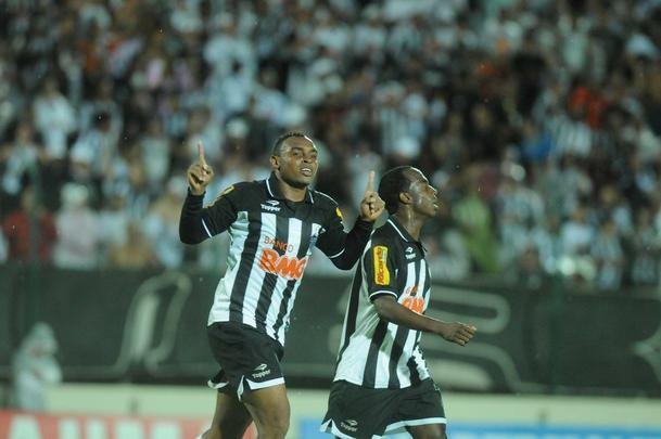 2010 - O centroavante Obina fez 27 gols dos 120 marcados pelo Galo naquela temporada