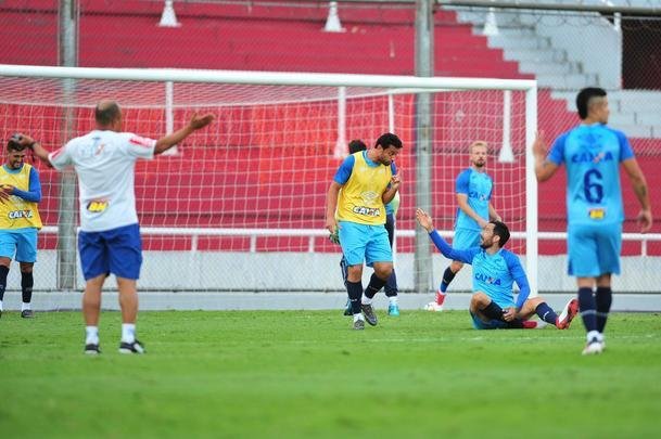 Fotos do treino do Cruzeiro no estdio Libertadores de Amrica, casa do Independiente, em Avellaneda. Time celeste fechou preparao para o jogo contra o Racing, s 21h30 desta tera-feira, no El Cilindro, pela primeira rodada do Grupo 5 da Copa Libertadores (Ramon Lisboa/EM D.A Press)