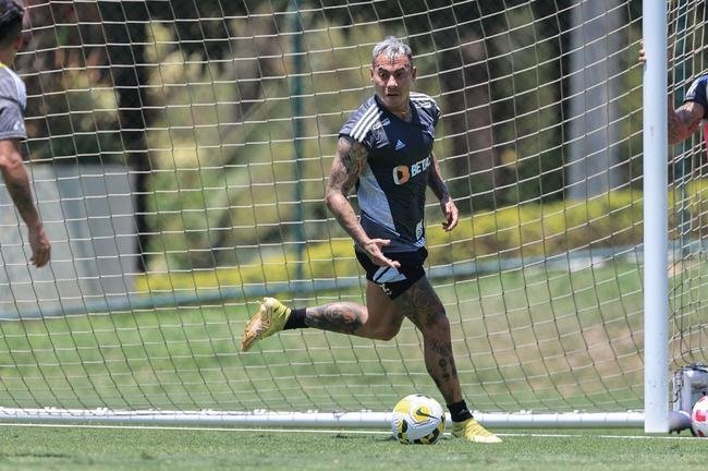 Fotos do treino do Atltico nesta quarta-feira (12/10), na Cidade do Galo. Em recuperao de um incmodo na panturrilha esquerda, Hulk fez funcional no campo e ainda  dvida para o confronto contra o Flamengo, no sbado, s 20h30, no Maracan, pelo Brasileiro