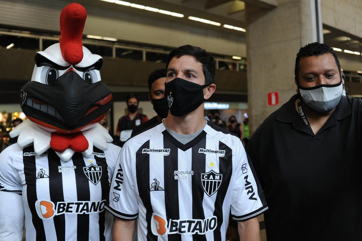 Fotos da chegada do meia argentino Nacho Fernndez a Belo Horizonte para reforar o Atltico (Leandro Couri/EM/D. A Press)