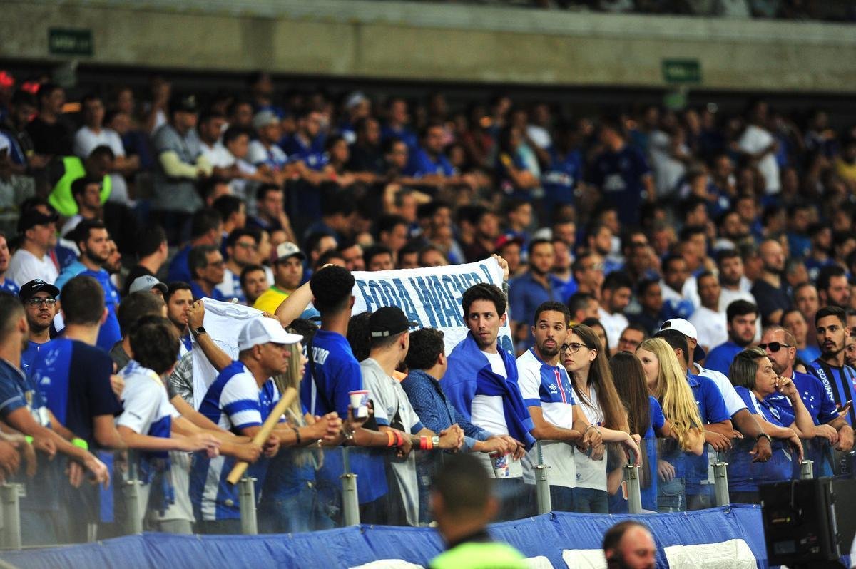Na reta final do primeiro tempo, rbitro Jean Pierre Gonalves Lima mostrou grande despreparo no Mineiro ao expulsar Yuri, do Fluminense, e voltar atrs, alertado pelo VAR. Em seguida, deu amarelo para Fred, do Cruzeiro, tambm aps ser avisado pelo rbitro de vdeo.