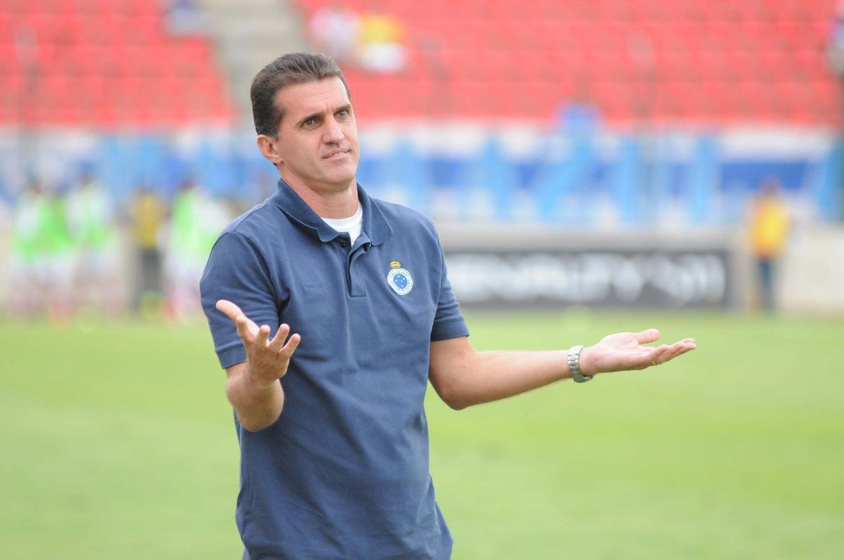 Vgner Mancini foi contratado pelo Cruzeiro em setembro de 2011. A estreia em clssicos foi em 4 de dezembro, pela 38 rodada do Campeonato Brasileiro. Em um jogo que entrou para a histria, o Cruzeiro venceu o Atltico por 6 a 1, na Arena do Jacar, com gols de Roger, Leandro Guerreiro, Anselmo Ramon, Wellington Paulista, Fabrcio e Everton.