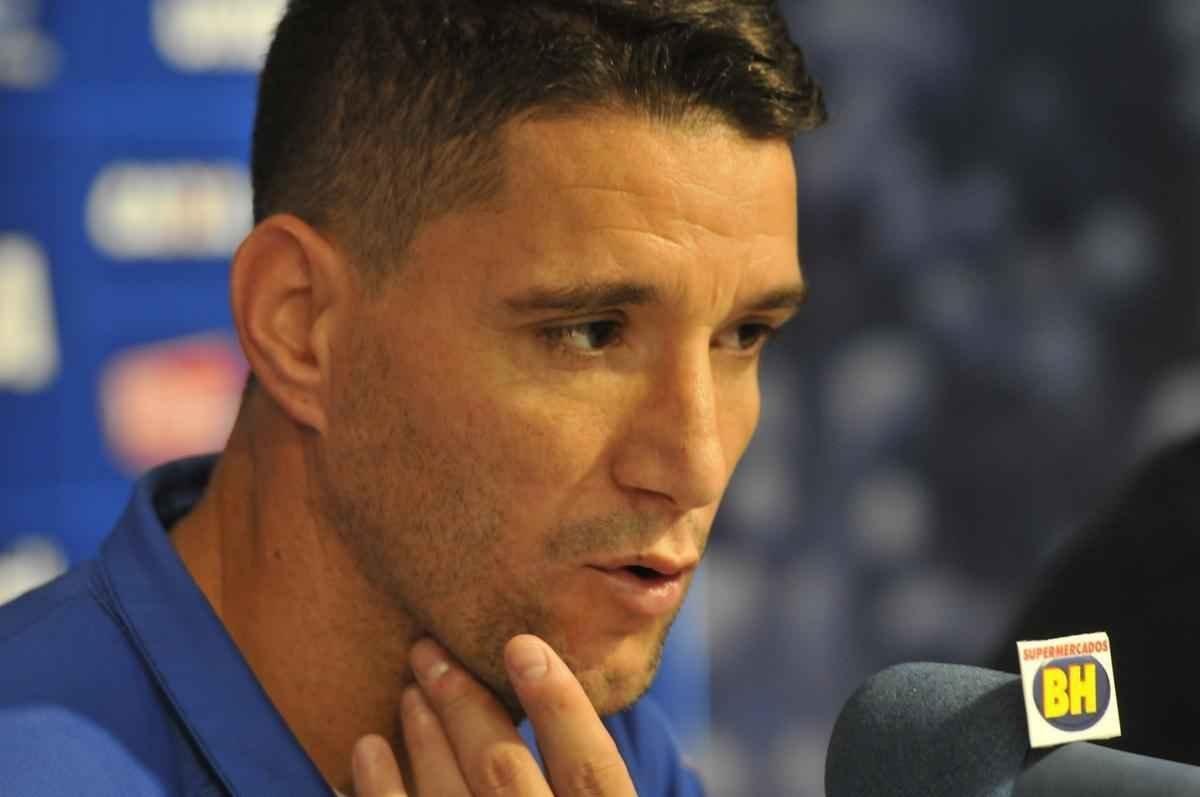 Thiago Neves foi apresentado no Cruzeiro pelo presidente Gilvan de Pinho Tavares