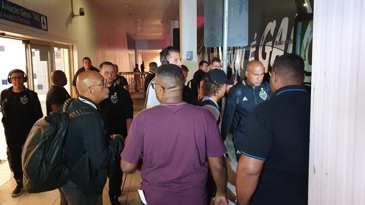 Jogadores do Atltico desembarcaram nesta quinta-feira, em Confins, na Grande Belo Horizonte, aps eliminao vexatria para Afogados-PE na Copa do Brasil. Demitidos, tcnico Rafael Dudamel, diretor de futebol Rui Costa e gerente de futebol Marques estavam junto com a delegao, mas no concederam entrevista.
