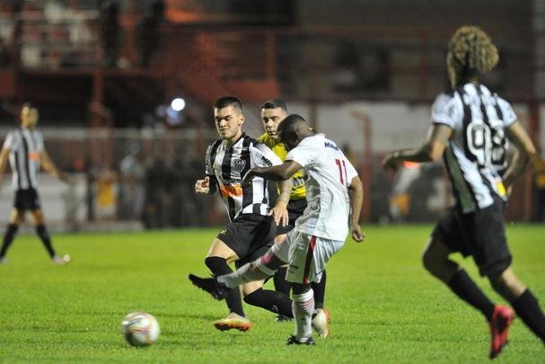 Villa Nova e Atltico se enfrentaram no Alapo do Bonfim, em Nova Lima, pelo Campeonato Mineiro