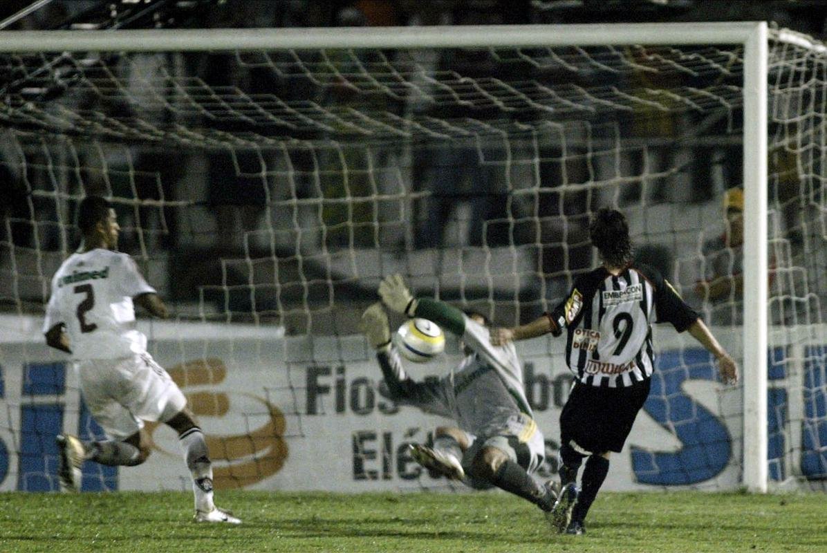 O Paulista repetiu os feitos de Cricima e Santo Andr e venceu a Copa do Brasil de 2005 enquanto pertencia  segunda diviso do Campeonato Brasileiro. A equipe de Jundia passou por Juventude (primeira fase), Botafogo (segunda fase), Internacional (oitavas) e Figueirense (quartas). Na semifinal, ganhou do Cruzeiro por 3 a 1 na ida, em casa. Na volta, no Mineiro, a Raposa chegou a abrir 3 a 0, porm o clube do interior de So Paulo reagiu no segundo tempo e fez 3 a 2. Na deciso, o Paulista conquistou o trofu com triunfo por 2 a 0 em cima do Fluminense, dentro de seus domnios, e empate por 0 a 0, no Maracan.