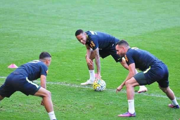 Seleo Brasileira fez, nesta tera  tarde, o seu primeiro treino no Mineiro, em Belo Horizonte, onde enfrentar a Argentina, na quinta, pelas Eliminatrias da Copa. O craque Neymar, do Barcelona, juntou-se ao grupo e trabalhou normalmente no gramado.