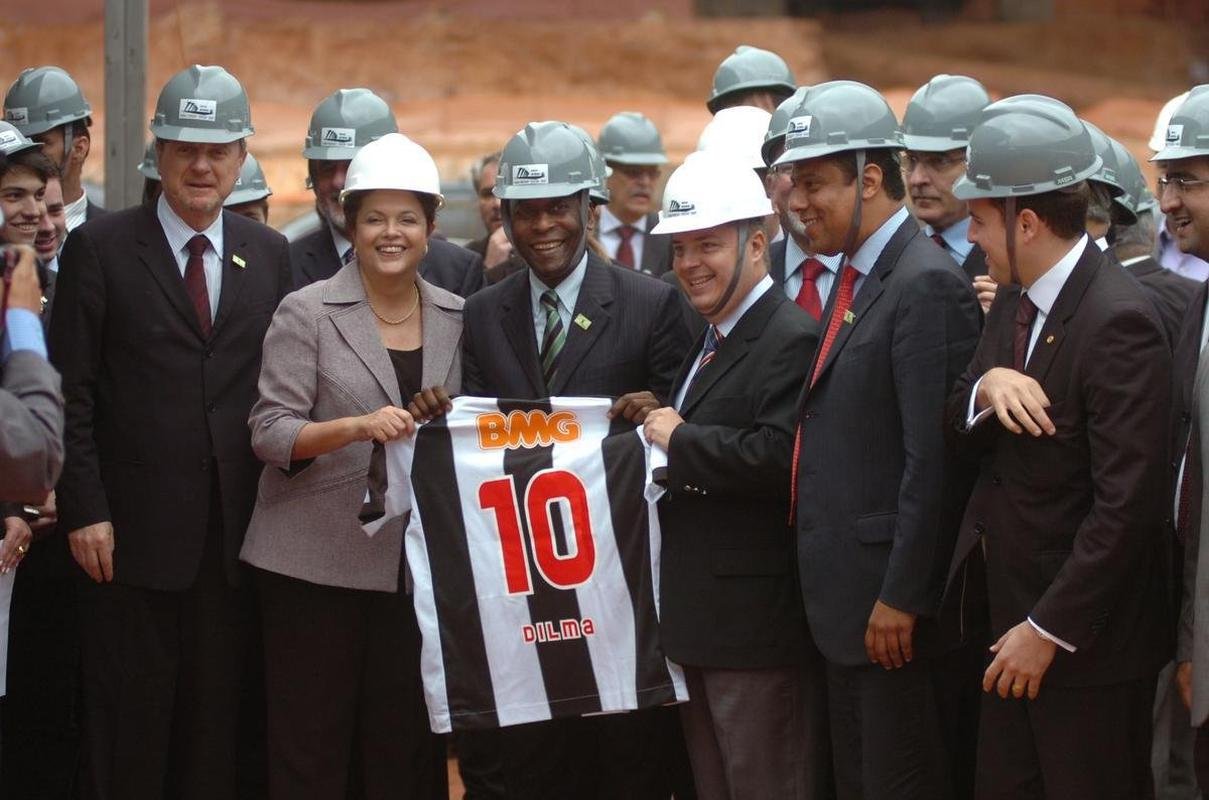 Em 2011, Pel visitou as obras de modernizao do Mineiro para a Copa do Brasil de 2014. Evento contou com a presena da presidente da Repblica Dilma Rousseff, do governador de Minas Antonio Anastasia e do prefeito de Belo Horizonte Mrcio Lacerda