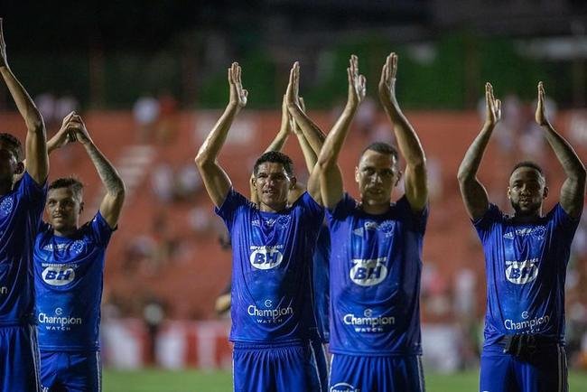 Mesmo longe de casa, a festa tambm se repetiu na rodada seguinte. Os cruzeirenses celebraram a vitria da Raposa sobre o Nutico, por 1 a 0, no estdio dos Aflitos, em Recife-PE, em 15 de maio.  