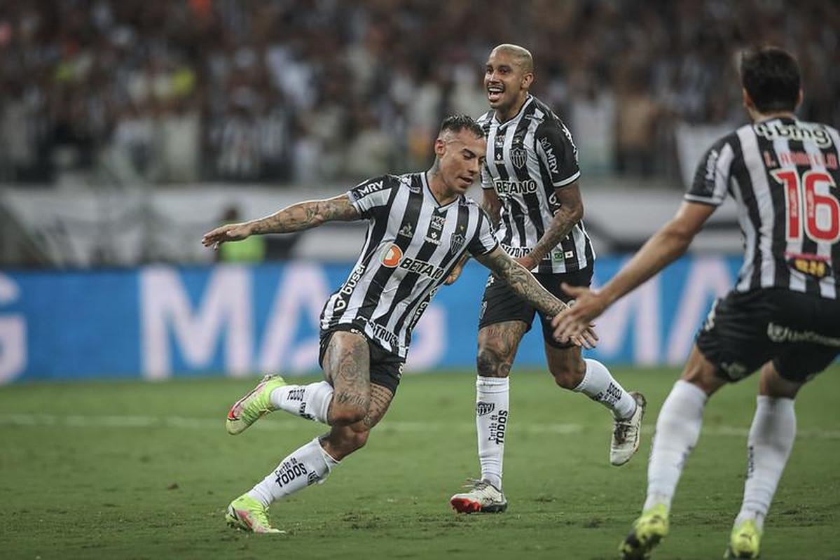 Em outra noite mgica, o Atltico goleou o Athletico-PR por 4 a 0 no primeiro jogo da final da Copa do Brasil. Na partida disputada no Mineiro, em BH, brilhou a estrela do atacante chileno Eduardo Vargas, autor de dois gols. Alm dele, Hulk e Keno balanaram a rede adversria. 