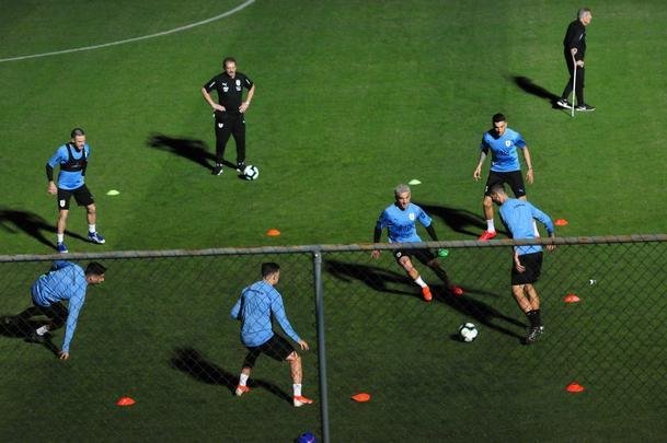 Imagens do primeiro treino da Seleo Uruguaia no Sesc Venda Nova, em Belo Horizonte