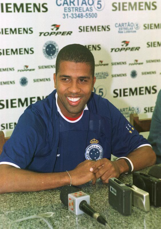 Titular em 2003, Leandro foi vendido ao Porto em novembro de 2004 por US$ 2,45 milhões. Sua experiência em Portugal foi ligeira: 10 jogos em seis meses e o retorno ao Cruzeiro por empréstimo em julho de 2005. Se em sua primeira passagem pelo clube o lateral-esquerdo disputou 142 jogos, na segunda participou de apenas 35 em razão das sucessivas lesões.
