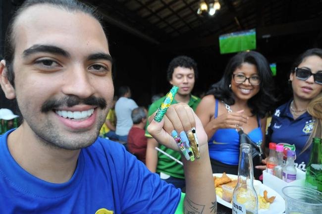 Na regio de Venda Nova, em Belo Horizonte, torcida festeja vitria do Brasil sobre a Coreia do Sul por 4 a 1 pelas oitavas de final da Copa do Mundo