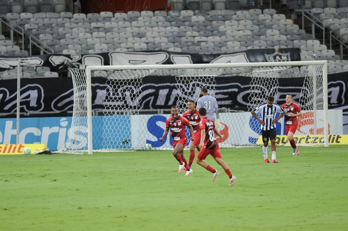 Em rpido contra-ataque, Niko  lanado na meia direita, conduz a bola at a entrada da rea e finaliza forte. A redonda desvia em Igor Rabello e mata o goleiro Everson: Athletico-PR 2 a 0