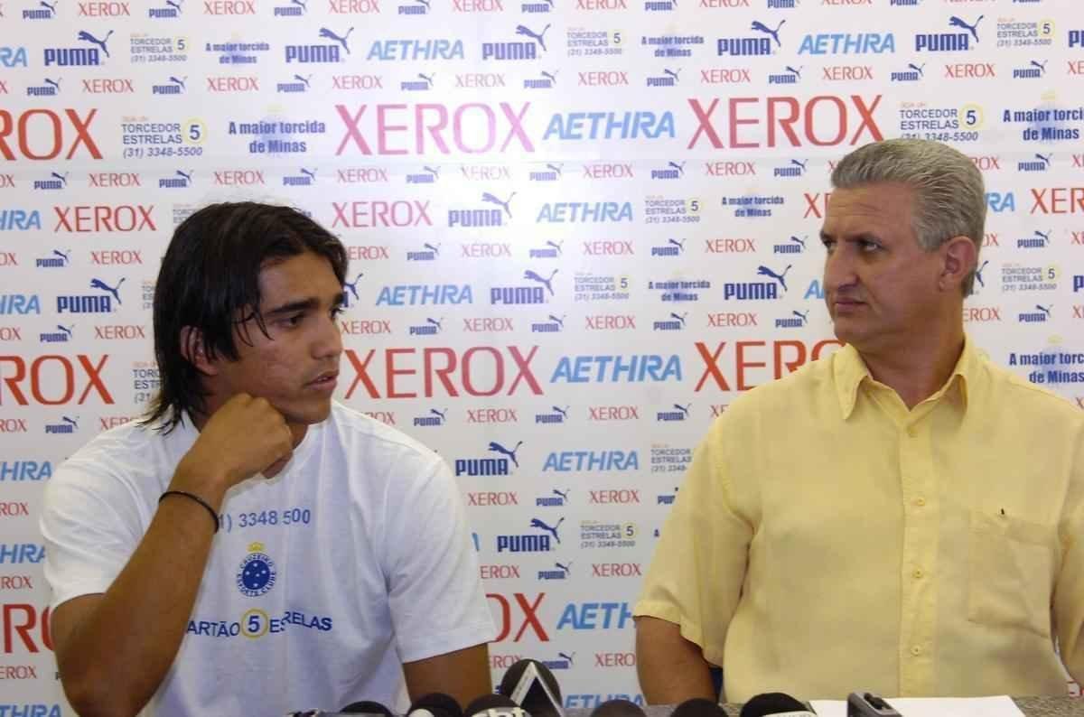 20/03/2007 - O diretor de futebol do Cruzeiro, Eduardo Maluf (d) na apresentao do novo jogador de futebol, o atacante Marcelo Moreno (Marcelo Moreno Martins), na Toca da Raposa II, em Belo Horizonte. Marcelo Moreno, nasceu em Santa Cruz de la Sierra, na Bolivia, e defendeu o Vitoria-BA, equipe que o profissionalizou, em 2006