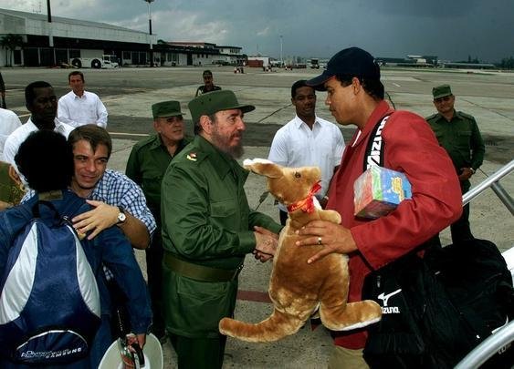 Fidel Castro conversa com o jogador de beisebol Osmary Romero após a participação da Seleção Cubana nos Jogos de Sydney, em 2000