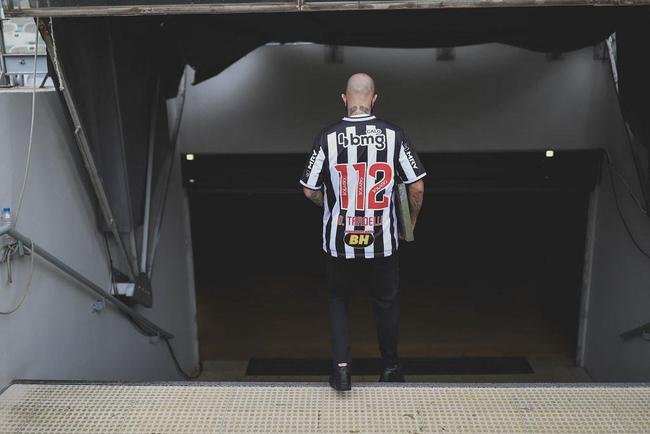 Maio/2021 - Uma semana aps o ttulo mineiro, o Atltico estreou no Campeonato Brasileiro com derrota para o Fortaleza por 2 a 1, no Mineiro. O jogo, no entanto, ficou marcado pela despedida do dolo Diego Tardelli, que no teve o seu contrato renovado pelo clube. O jogador foi contratado para a sua terceira passagem pelo Galo em 2020, mas no conseguiu cumprir as expectativas e sofreu com uma grave leso. No total, Tardelli fez 230 jogos e marcou 112 gols pelo Galo.