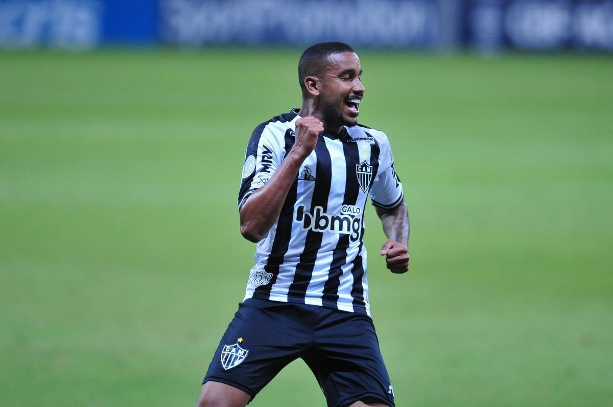 No segundo tempo, o volante Jair ampliou para o Atltico: 3 a 0