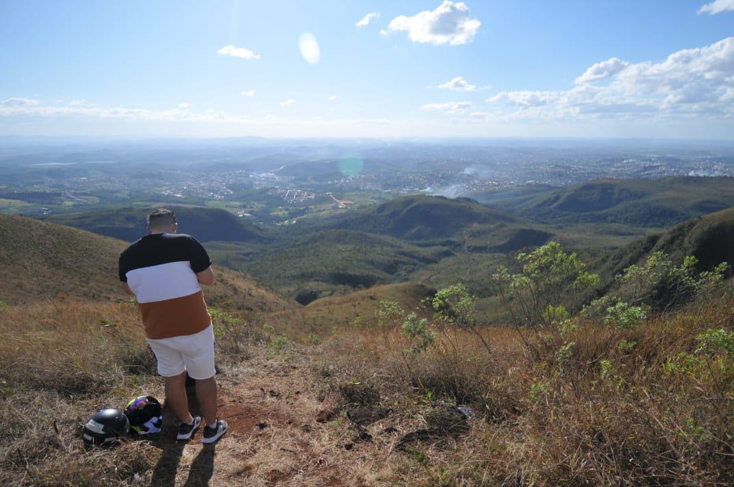 Foto do Mirante do Jatobá, em Brumadinho, local onde o volante Henrique, do Cruzeiro, sofreu acidente de carro na sexta-feira (26/6). Depois de deixar asfalto, passar sobre a vala e percorrer uma trilha, veículo do jogador, um Land Rover, caiu neste local. (Alexandre Guzanshe / EM DA PRESS)