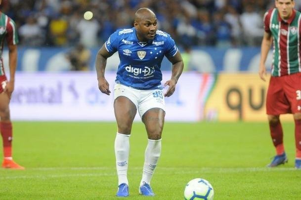 No segundo tempo, Cruzeiro perdeu pnalti com Sass, mas chegou  virada em nova cobrana, dessa vez bem executada por Thiago Neves: 2 a 1