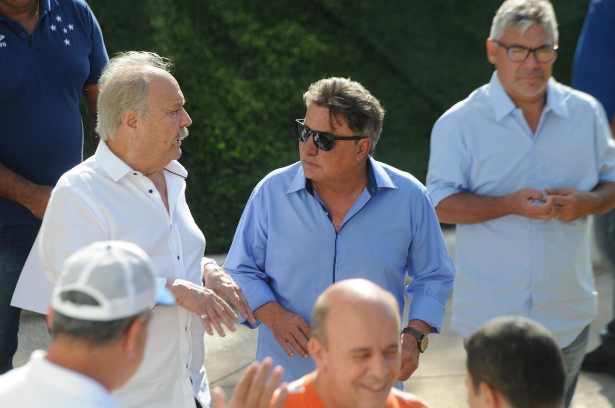 10/10/2019 - no mesmo dia da sada de Itair, o presidente Wagner Pires de S tomou a deciso de promover Zez Perrella, seu ento desafeto e mandatrio do Conselho Deliberativo do Cruzeiro, ao cargo de gestor do futebol. Ex-presidente do clube (1995 a 2002 e 2009 a 2011), Perrella assumiu com a promessa de retomar a credibilidade da Raposa no mercado e seduzir investidores para melhorar a sade financeira da agremiao.  