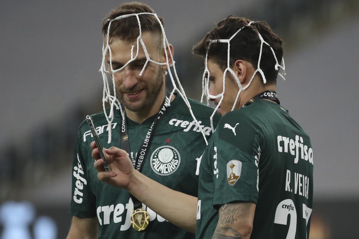 Festa do Palmeiras no Maracanã com a conquista do bicampeonato da Copa Libertadores sobre o Santos. Verdão venceu a decisão por 1 a 0 com gol do atacante Breno Lopes aos 53 do segundo tempo (AFP / Mauro Pimentel / Ricardo Moraes / Silvia Izquierdo)