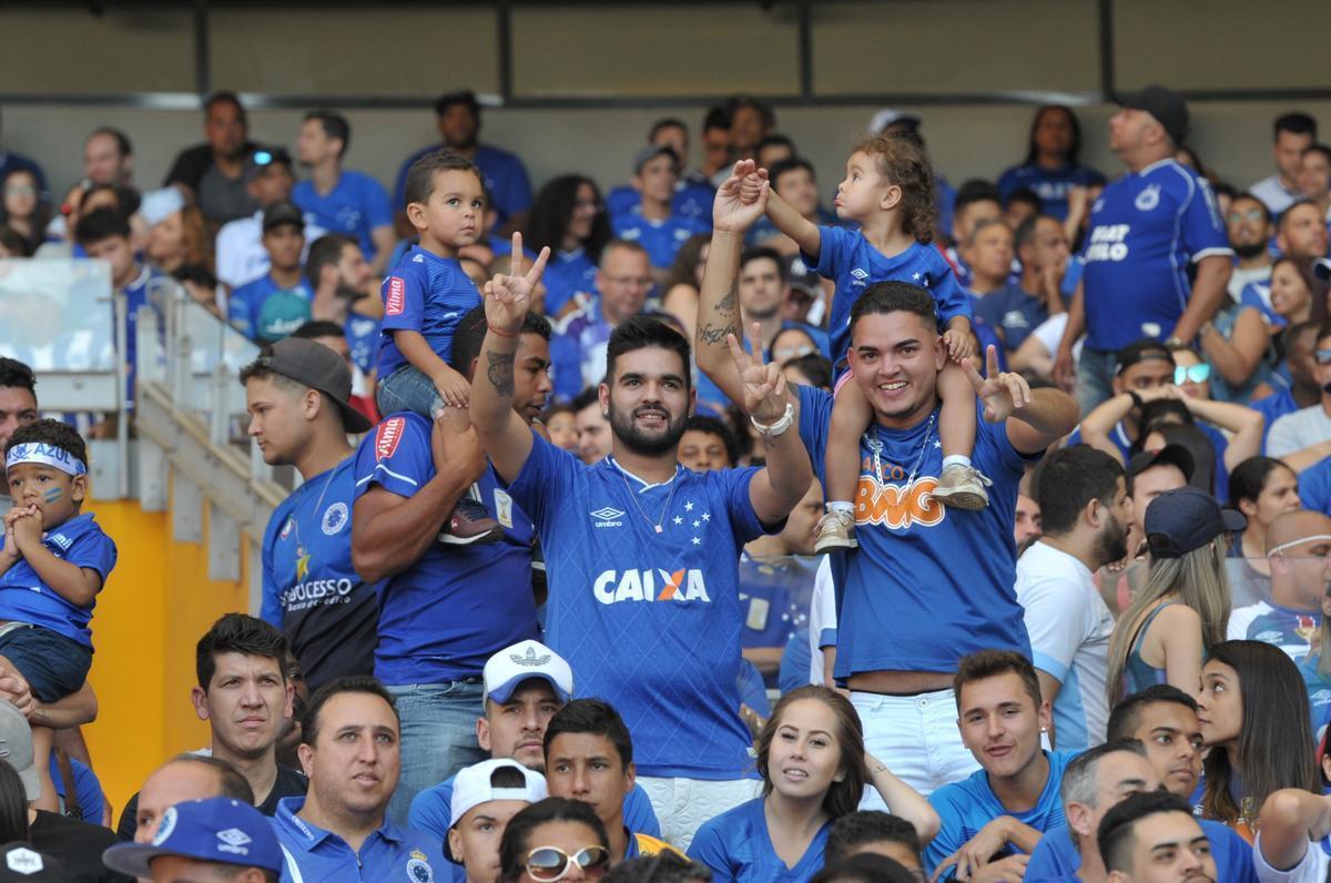 Imagens das torcidas de Cruzeiro e So Paulo no Mineiro