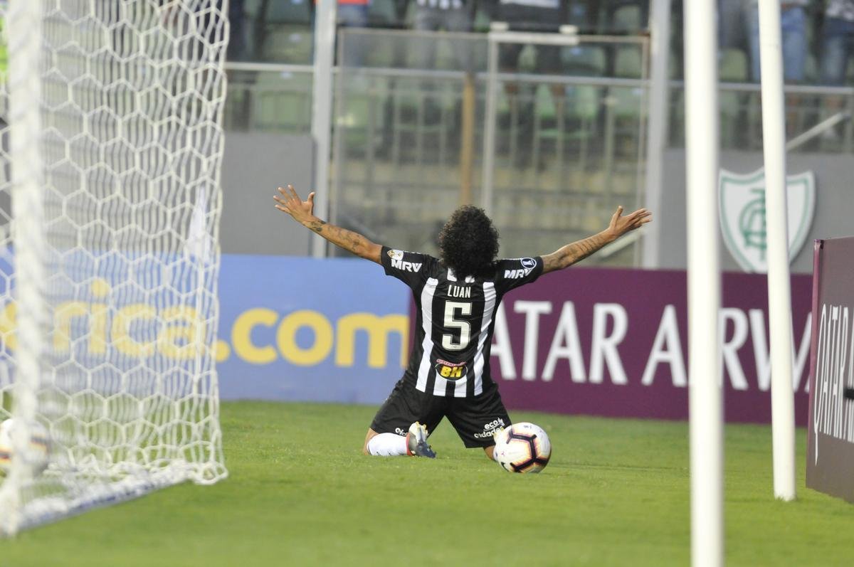 No primeiro tempo, Atltico abriu 3 a 1 no placar, com gols de Luan e Ricardo Oliveira (2)