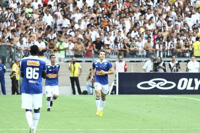 Em 2013, a gola polo voltou  camisa principal do Cruzeiro. Ainda com o Banco BMG como patrocnio mster e com a Olympikus como fornecedora, a camisa do terceiro Campeonato Brasileiro era azul com detalhes brancos nos ombros. A gola tambm era branca, com detalhes na ponta das mangas. A verso branca manteve o padro, mas com a gola lisa.