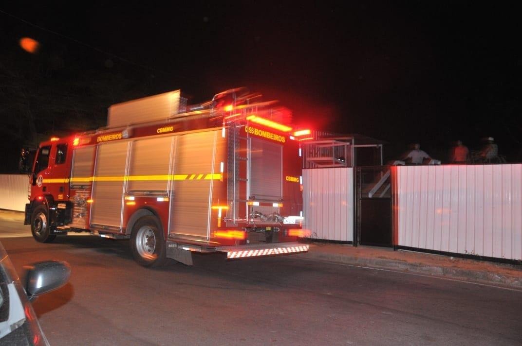 Chamas se alastraram pelo terreno onde ser erguido o estdio do Atltico 