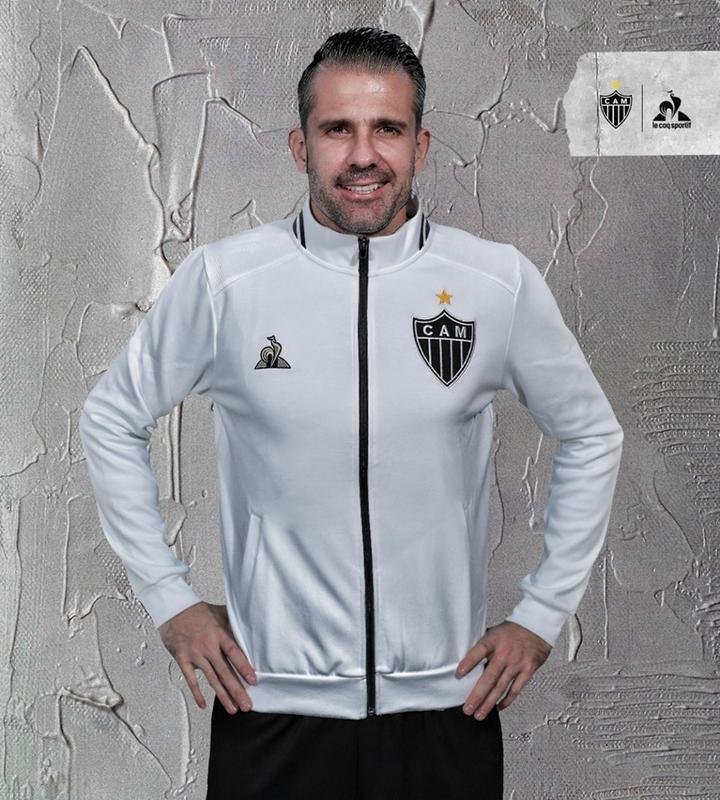 Aguardado pela torcida do Atltico, os agasalhos fabricados pela Le Coq Sportif chegaram s lojas. Entretanto, torcedores reclamaram do preo das peas e notaram diferenas com relao aos modelos usados pela comisso tcnica