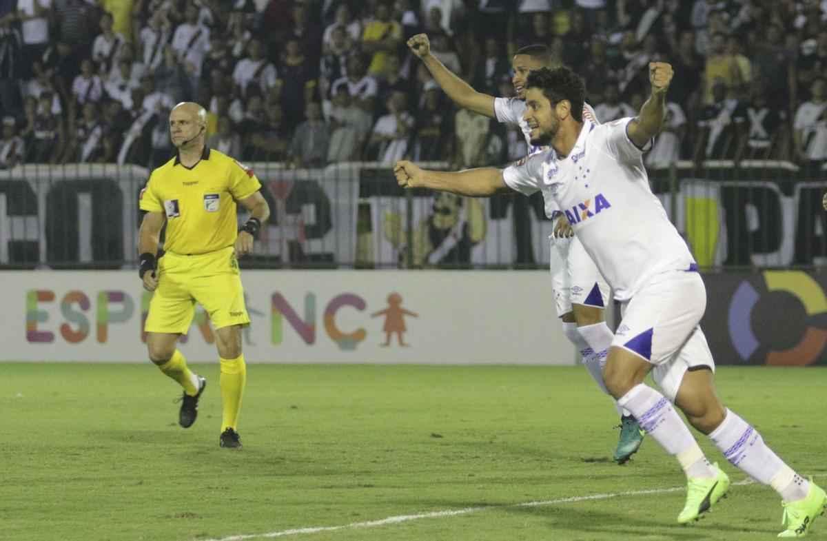 Imagens do duelo entre Vasco e Cruzeiro, pela 18 rodada da Srie A, no Raulino de Oliveira