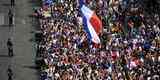 Campees do mundo desfilaram nas ruas de Paris nesta segunda, exibindo a taa da Copa para milhares de torcedores