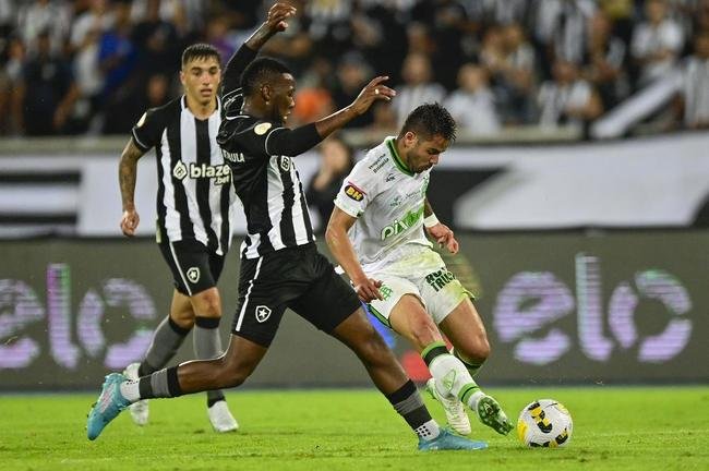 Fotos da partida entre Botafogo e Amrica, pelo duelo de volta das oitavas de final da Copa do Brasil. Jogo foi realizado nesta quinta-feira (14), no estdio Nilton Santos, na cidade do Rio de Janeiro.