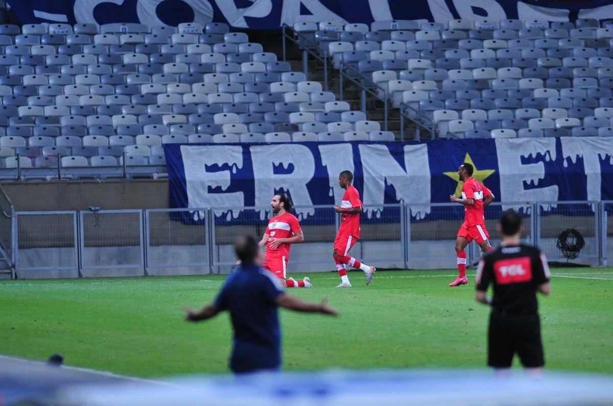 As reaes do tcnico Enderson Moreira e dos jogadores do Cruzeiro com o empate do CRB no fim do segundo tempo, em jogo no Mineiro, pela Srie B: 1 a 1.