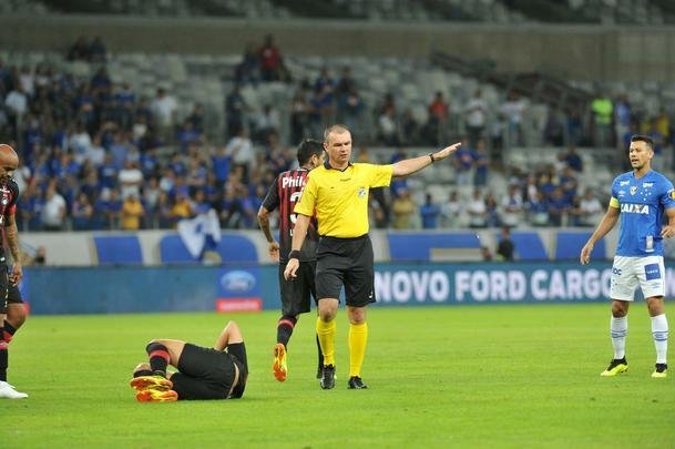 Lances do primeiro tempo da partida entre Cruzeiro e Atltico-PR, no Mineiro, pelas oitavas de final da Copa do Brasil