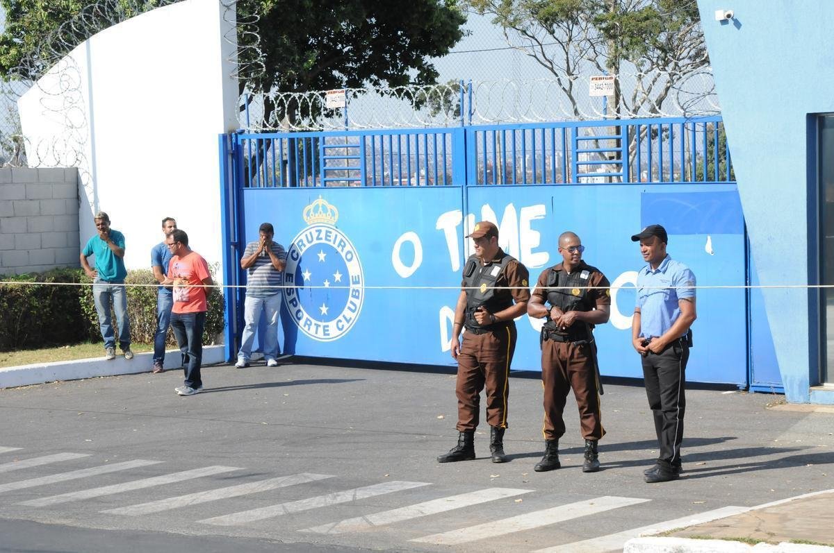 Integrantes da Mfia Azul protestaram na tarde desta tera, na porta da Toca II