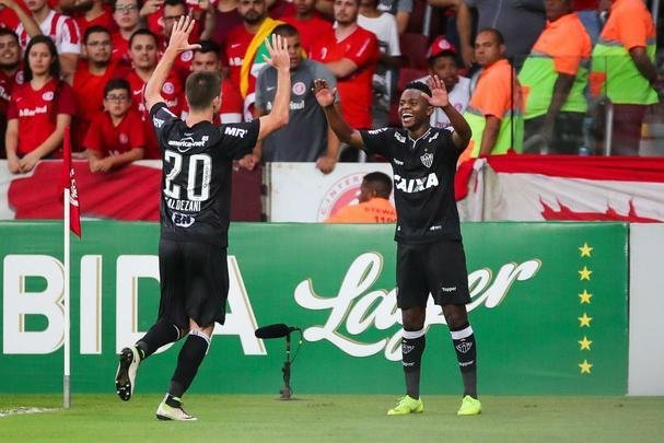Galo derrotou Internacional no Beira-Rio com gols de Cazares e Terans; D'Alessandro descontou de pênalti